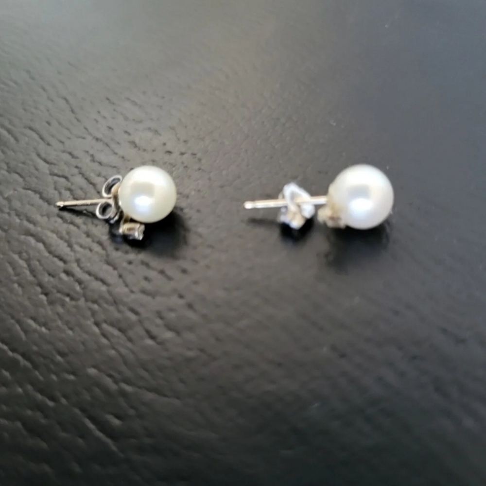 New white 14K gold 0.02ct diamonds & white freshwater pearls stud earrings